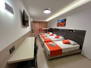 1 dormitorio, tabla de planchar con plancha, wifi y ropa de cama