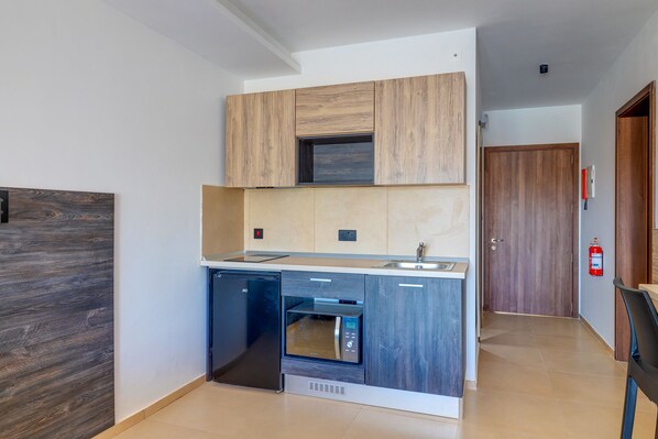 Fridge, microwave, stovetop, toaster - Yellow 8: Studio Apartment in St. Julian's (Swieqi)