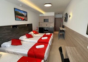 1 bedroom, iron/ironing board, WiFi, bed sheets - Blue 9: Studio Apartment in St. Julian's (Swieqi)