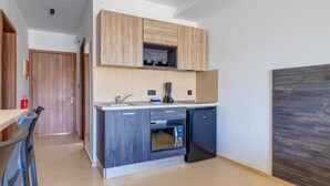 Fridge, microwave, stovetop, toaster - Yellow 10: Studio Apartment in St. Julian's (Swieqi)
