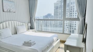 Three bedroom apartment | Desk, soundproofing, iron/ironing board, free WiFi