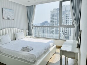 Three bedroom apartment | Desk, soundproofing, iron/ironing board, free WiFi - Vinhomes Central Park Sunland Apartment (Ho Chi Minh City)