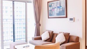 Uma sala de estar moderna com um sofá, uma mesinha e um quadro na parede.
