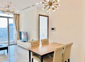 One bedroom apartment | Bàn, phòng cách âm, bàn ủi/dụng cụ ủi quần áo 