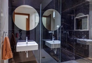 Hair dryer, towels - Red 13: Studio Apartment in St. Julian's (Swieqi)