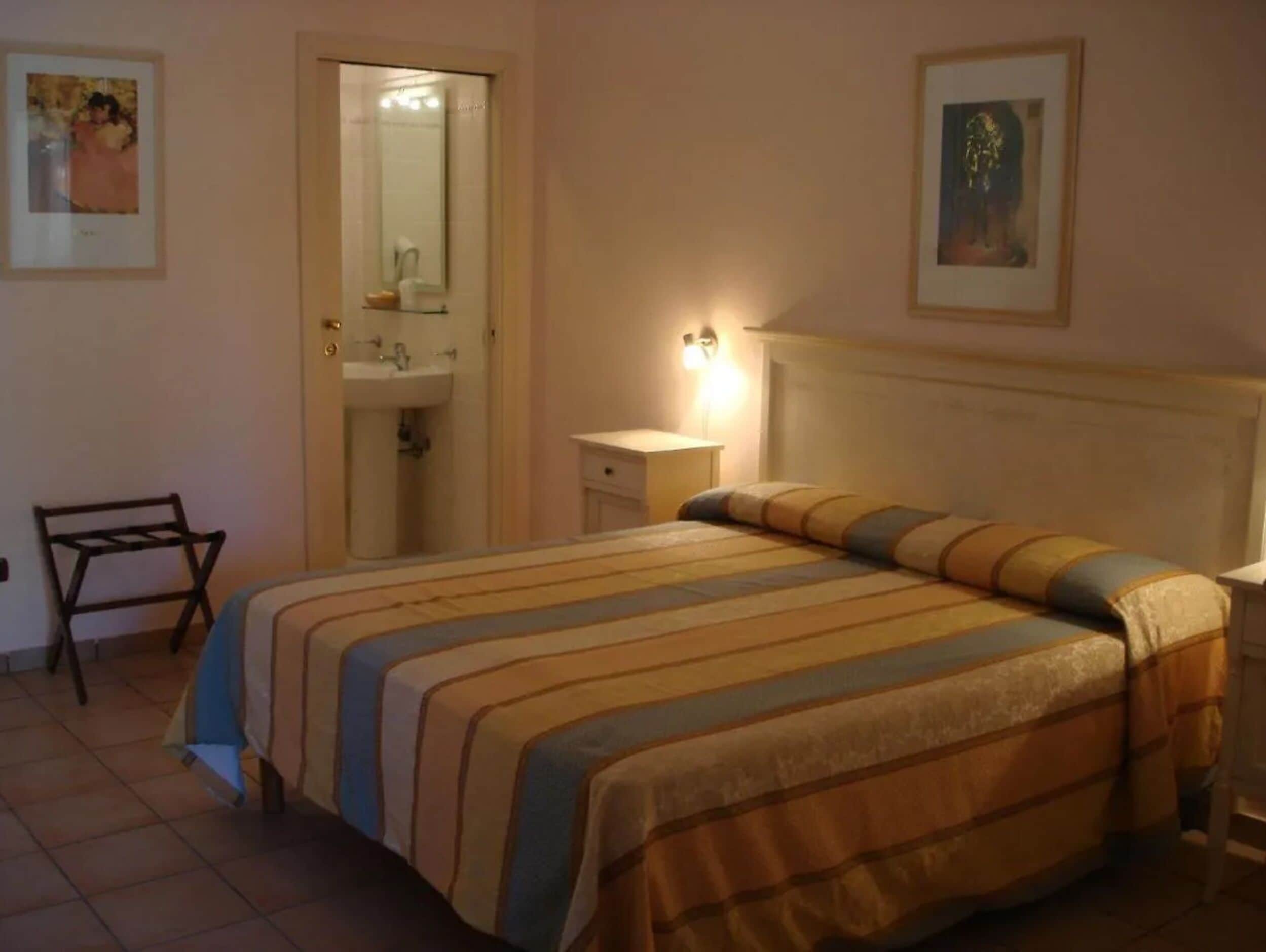 In-room safe, cots/infant beds, bed sheets
