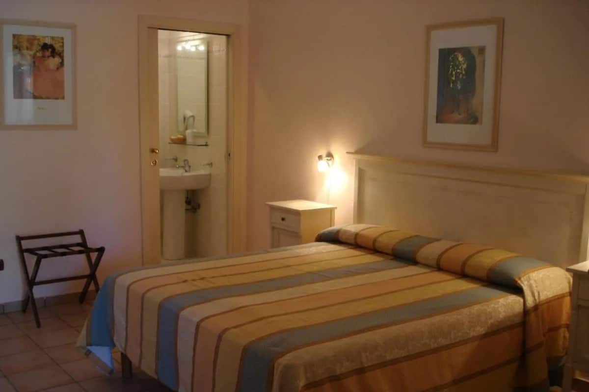 In-room safe, cribs (surcharge), bed sheets