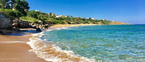 Privat strand och vit sandstrand