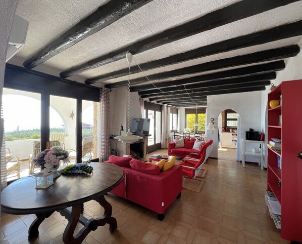 Fireplace, books - Rustic holiday home - sea view, 3 bedrooms, air conditioning, W-lan (El Mas Fumats)