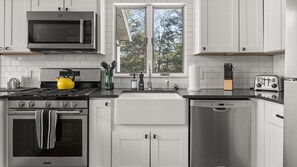 冰箱、微波炉、烤箱、炉灶