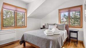 3 bedrooms, desk, iron/ironing board, WiFi