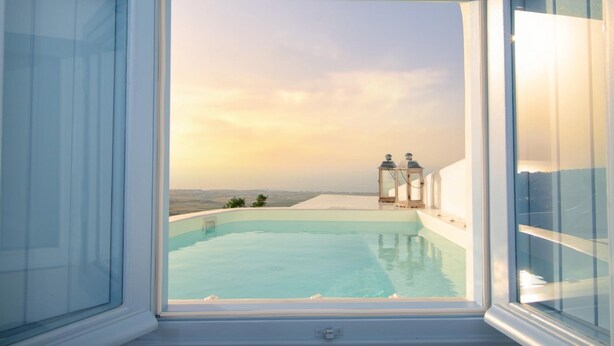 Una piscina con vistas al paisaje a través de una ventana.