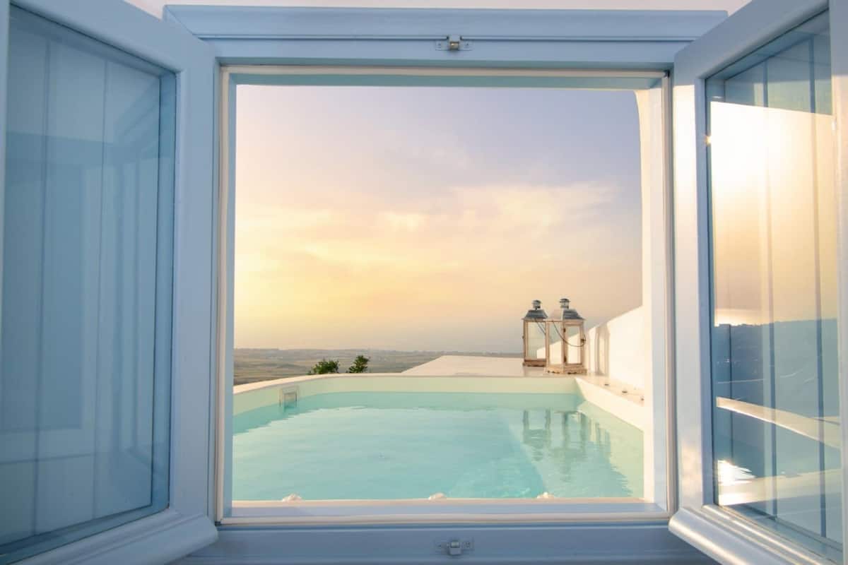 Una piscina con vistas al paisaje a través de una ventana.