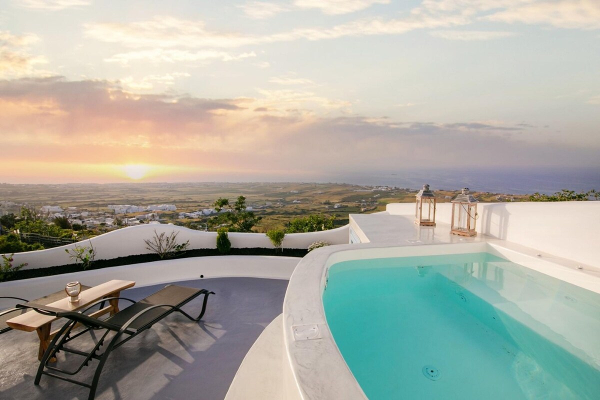 Piscina no terraço com vista para a paisagem e um pagode.