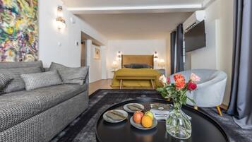 Phòng 2 giường đơn Junior | Bộ đồ giường kháng dị ứng, két bảo mật tại phòng, trang trí khác biệt