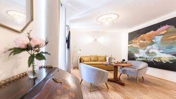 Deluxe-Suite | 1 Schlafzimmer, Allergikerbettwaren, Zimmersafe, individuell dekoriert