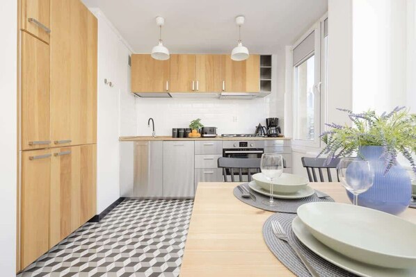 Fridge, oven, stovetop, dishwasher