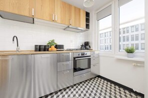 Fridge, oven, stovetop, dishwasher