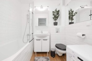 Shower, hair dryer, shampoo - Stylish Apartment in the Center | Two Bedrooms | WiFi (Warszawa)