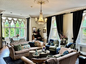 Smart-tv, een open haard en een printer