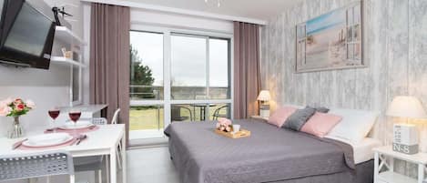 Desk, iron/ironing board, WiFi, bed sheets