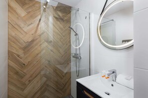 Shower, hair dryer, shampoo