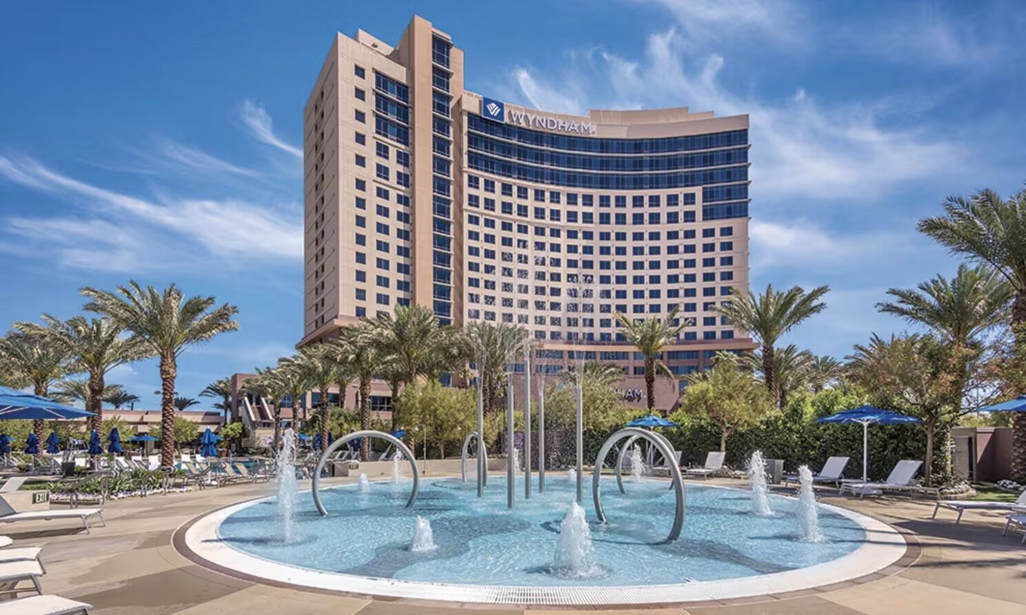 Utendørsbasseng og et oppvarmet basseng