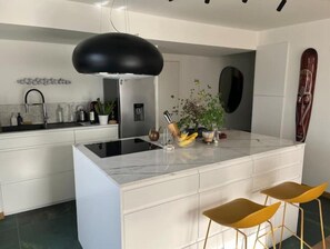 Fridge, microwave, oven, stovetop - Superbe Appartement Luxueux et vue Panoramique (Bagnolet)