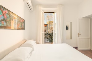 1 chambre, fer et planche à repasser