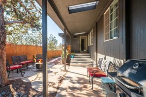 Terrace/patio - Beautifully Remodeled Home in the Heart of Sedona with Bonus Room! (Sedona)
