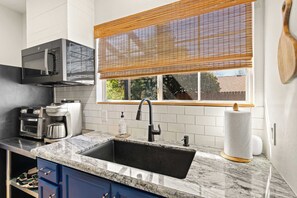 Fridge, microwave, oven, stovetop - Beautifully Remodeled Home in the Heart of Sedona with Bonus Room! (Sedona)