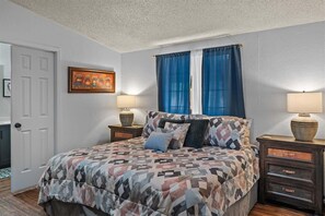 3 bedrooms, desk, iron/ironing board, free WiFi