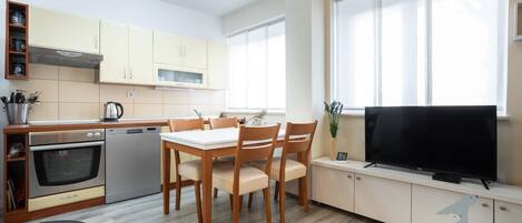 Réfrigérateur, un four, surface de cuisson, lave-vaisselle