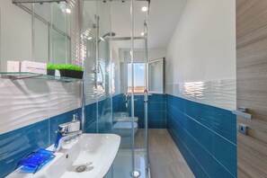 Familienapartment, 1 Schlafzimmer, Balkon, Meerseite (Casa Golf a 200m From The Sea) | Badezimmer | Dusche, Bidet, Handtücher, Seife