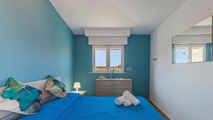 A bedroom with a bed, a dresser, a window, and a view of the outdoors. - Casa Golf a 200m From The Sea (Augusta)