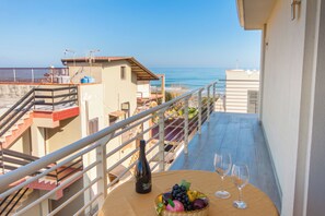 Outdoor dining - Casa Golf a 200m From The Sea (Augusta)