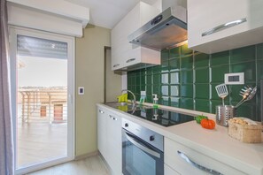 Kühlschrank, Ofen, Herdplatte, Kochgeschirr/Geschirr/Besteck