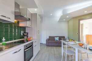 Refrigerador, horno, placa de cocina, utensilios de cocina