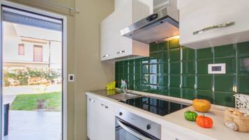 Family Apartment, 1 Bedroom, Sea Facing (Casa Smeralda a 200m From The Sea) | Private kitchen | Fridge, oven, stovetop, cookware/dishes/utensils