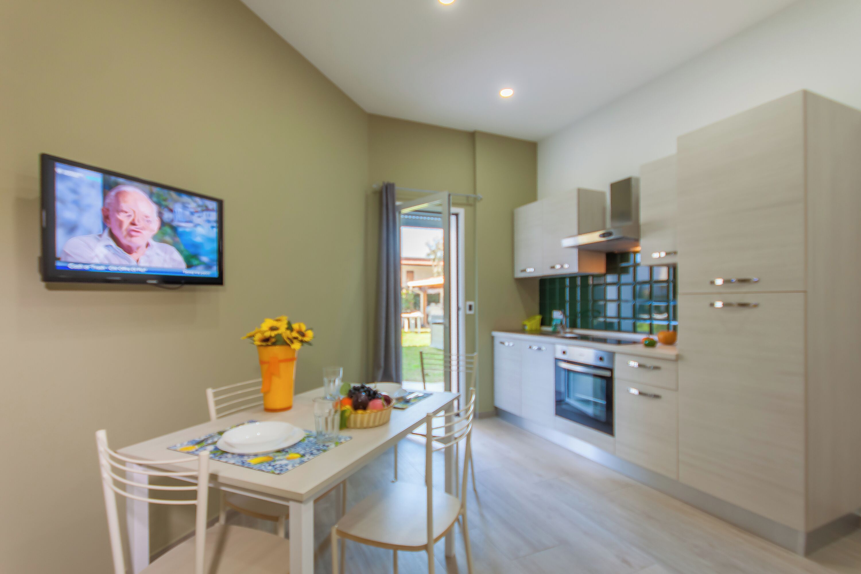 Refrigerador, horno, placa de cocina, utensilios de cocina