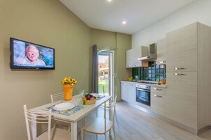 Refrigerador, horno, placa de cocina, utensilios de cocina