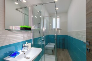 Douche, bidet, serviettes fournies, savon