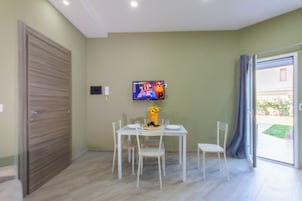 Family Apartment, 1 Bedroom, Balcony, Sea Facing (Casa Smeralda a 200m From The Sea) | Dining