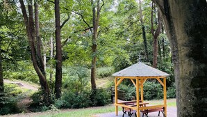 A gazebo with benches in a forested area. - "fewo Fuchs" im Ferienhaus am Tal Josaphat (Limburg an der Lahn)