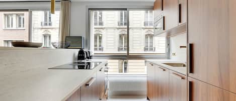 Réfrigérateur, four à micro-ondes, un four, surface de cuisson
