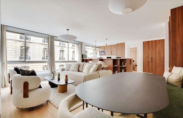 TV, offices - A Breathtaking 3-BR/3BA in Trocadéro - Tour Eiffel (Paris)