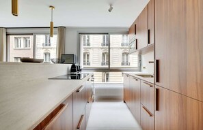 Fridge, microwave, oven, stovetop - A Breathtaking 3-BR/3BA in Trocadéro - Tour Eiffel (Paris)