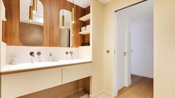 Douche, sèche-cheveux