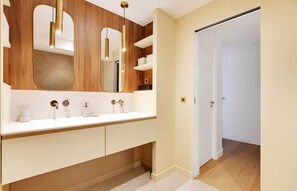 Shower, hair dryer - A Breathtaking 3-BR/3BA in Trocadéro - Tour Eiffel (Paris)