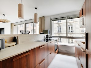 Réfrigérateur, micro-ondes, four, plaque de cuisson